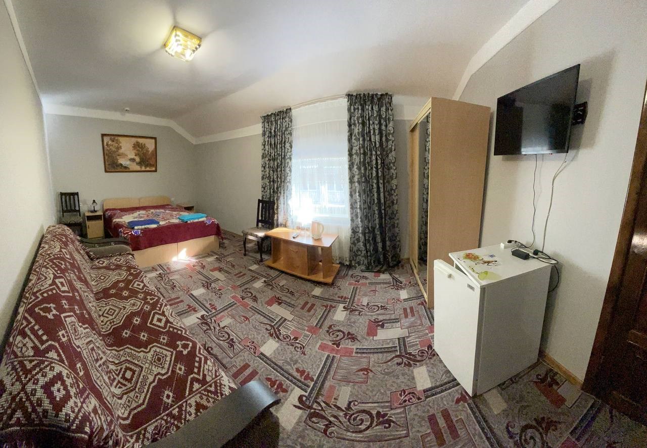 3 местный номер с 3 кроватями или с двумя кроватями вместе+диван в Адамас