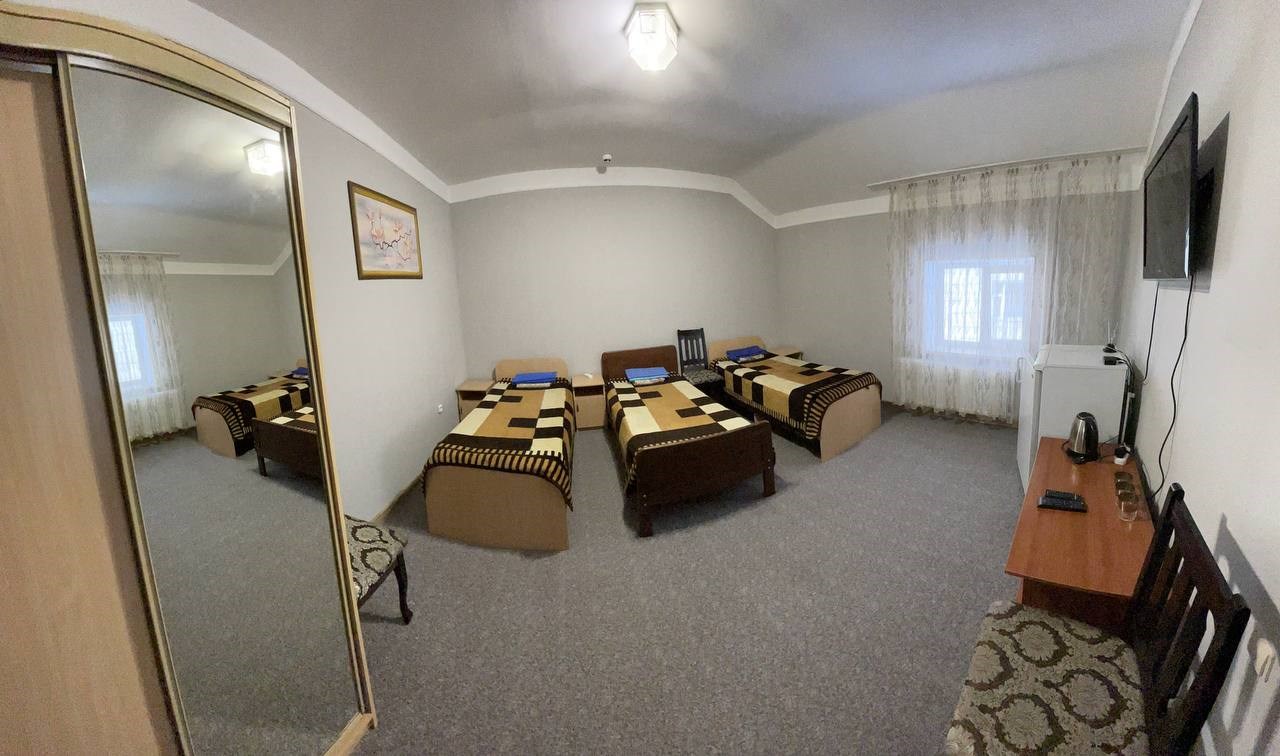 3 местный номер с 3 кроватями или с двумя кроватями вместе+диван в Адамас