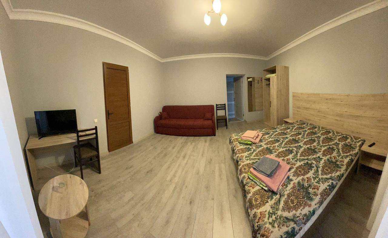 3 местный номер с двумя кроватями вместе/раздельно+диван в Адамас