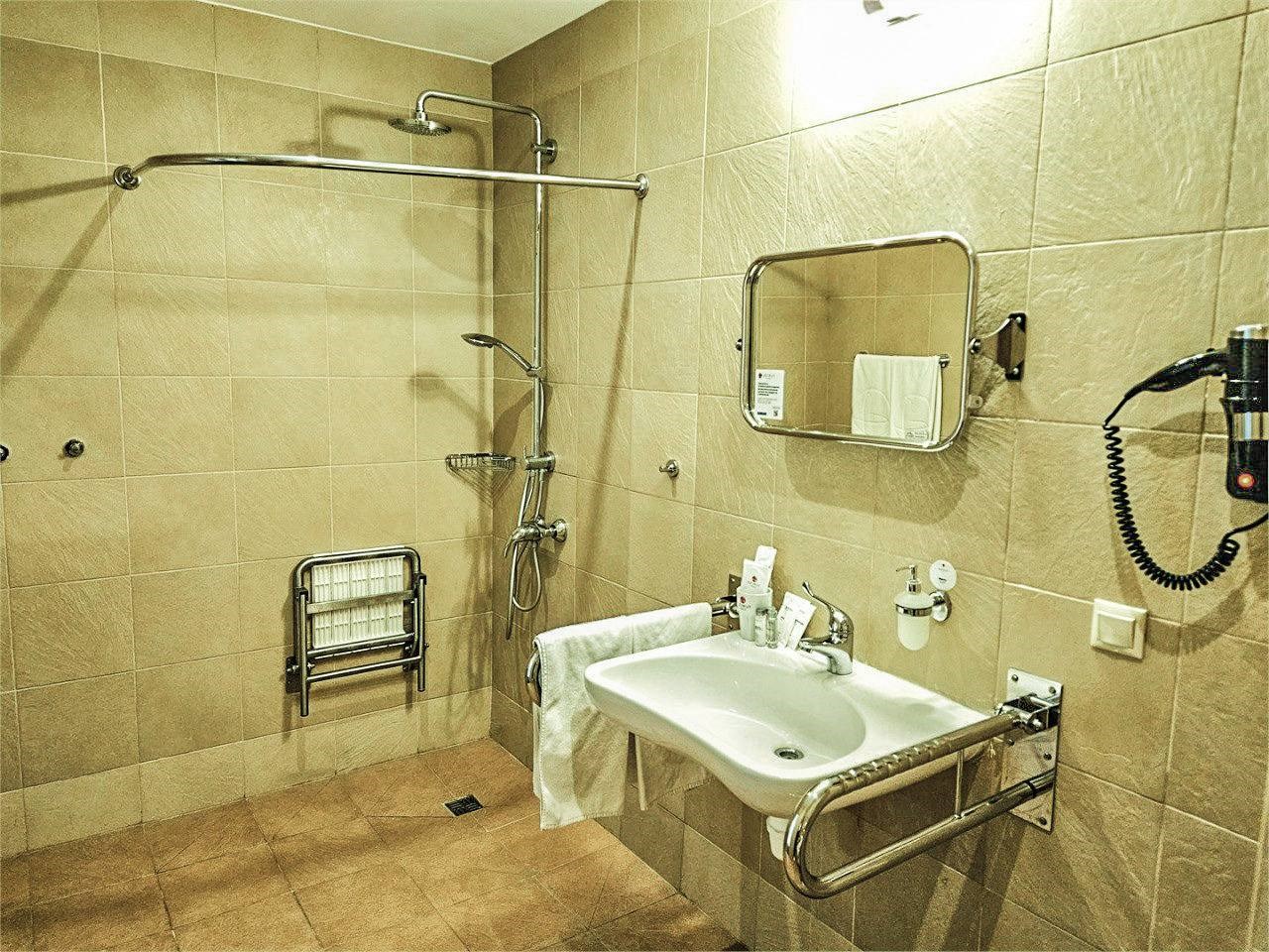 Супериор с двуспальной кроватью для людей с ограниченными возможностями в Azimut Парк Отель Переславль