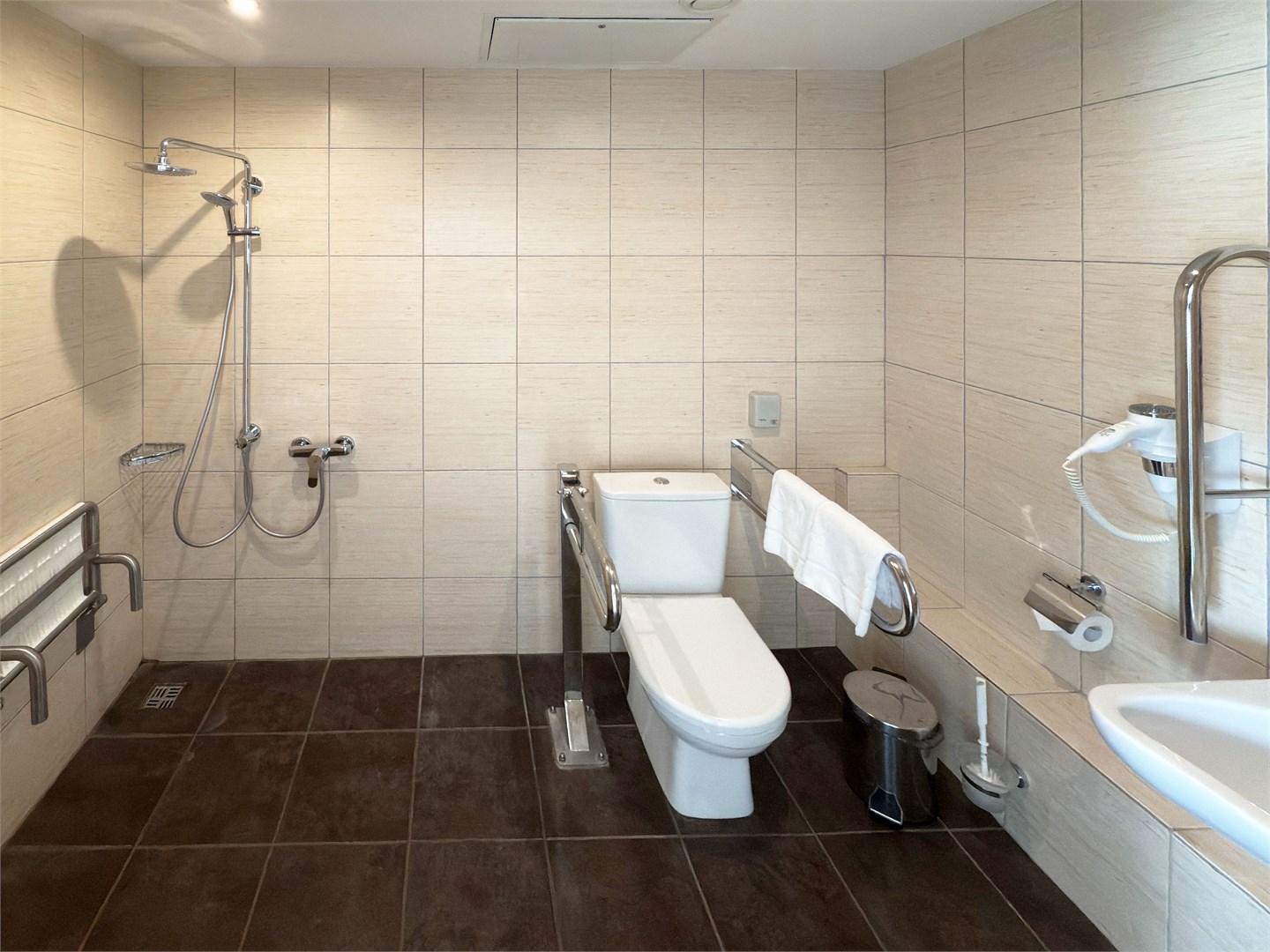 Стандарт с двуспальной кроватью для людей с ограниченными возможностями в Azimut Парк Отель Переславль