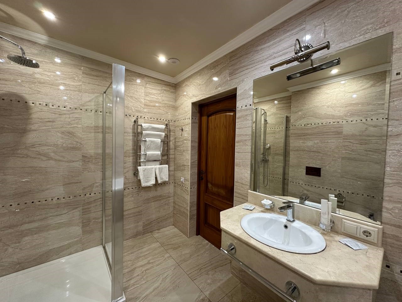 Люкс в Челюскинцев