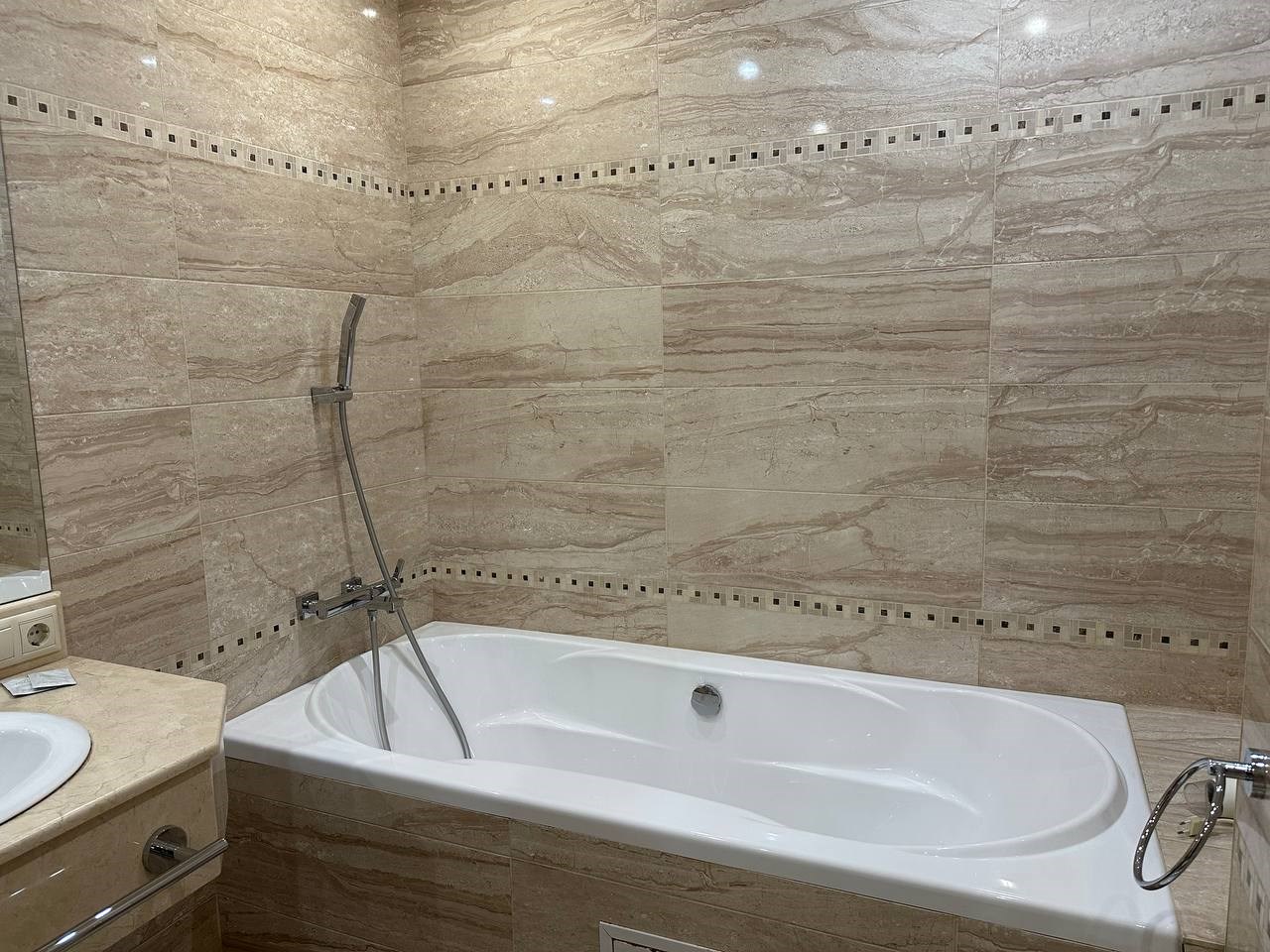 Люкс в Челюскинцев