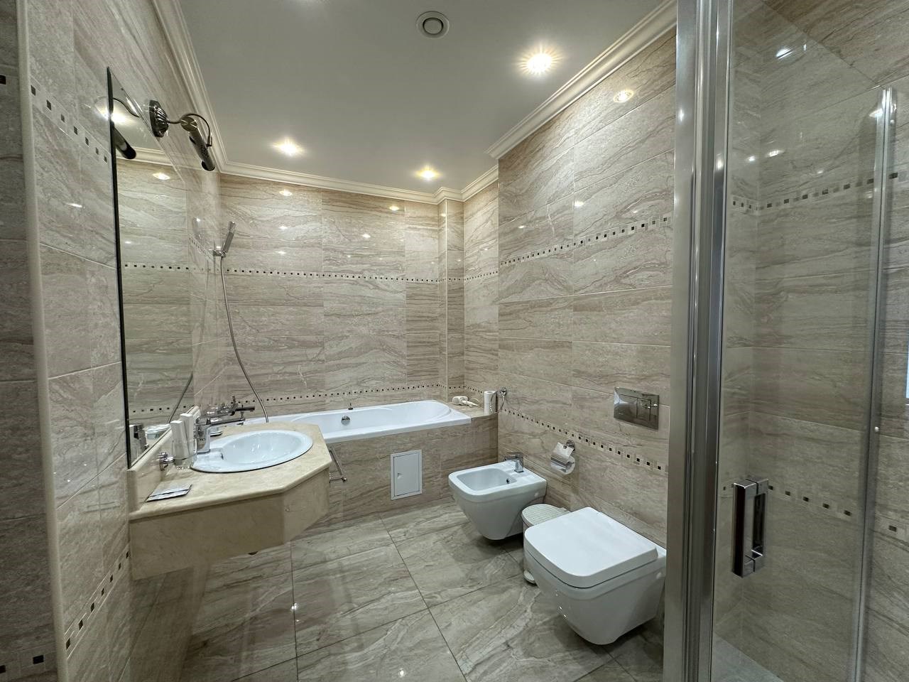 Люкс в Челюскинцев