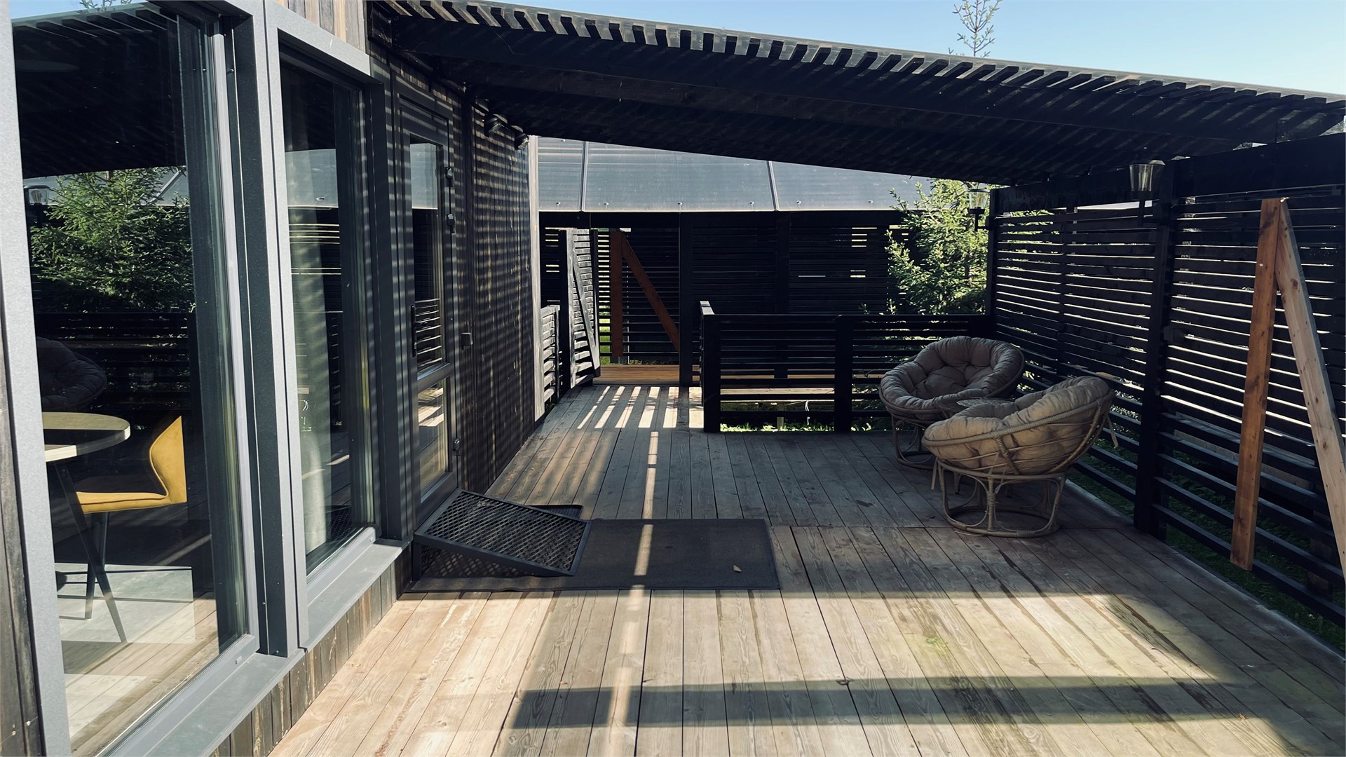 Великие российские учёные (барнхаусы с видом на лес) в Резиденция Товарищества Братьев Нобель