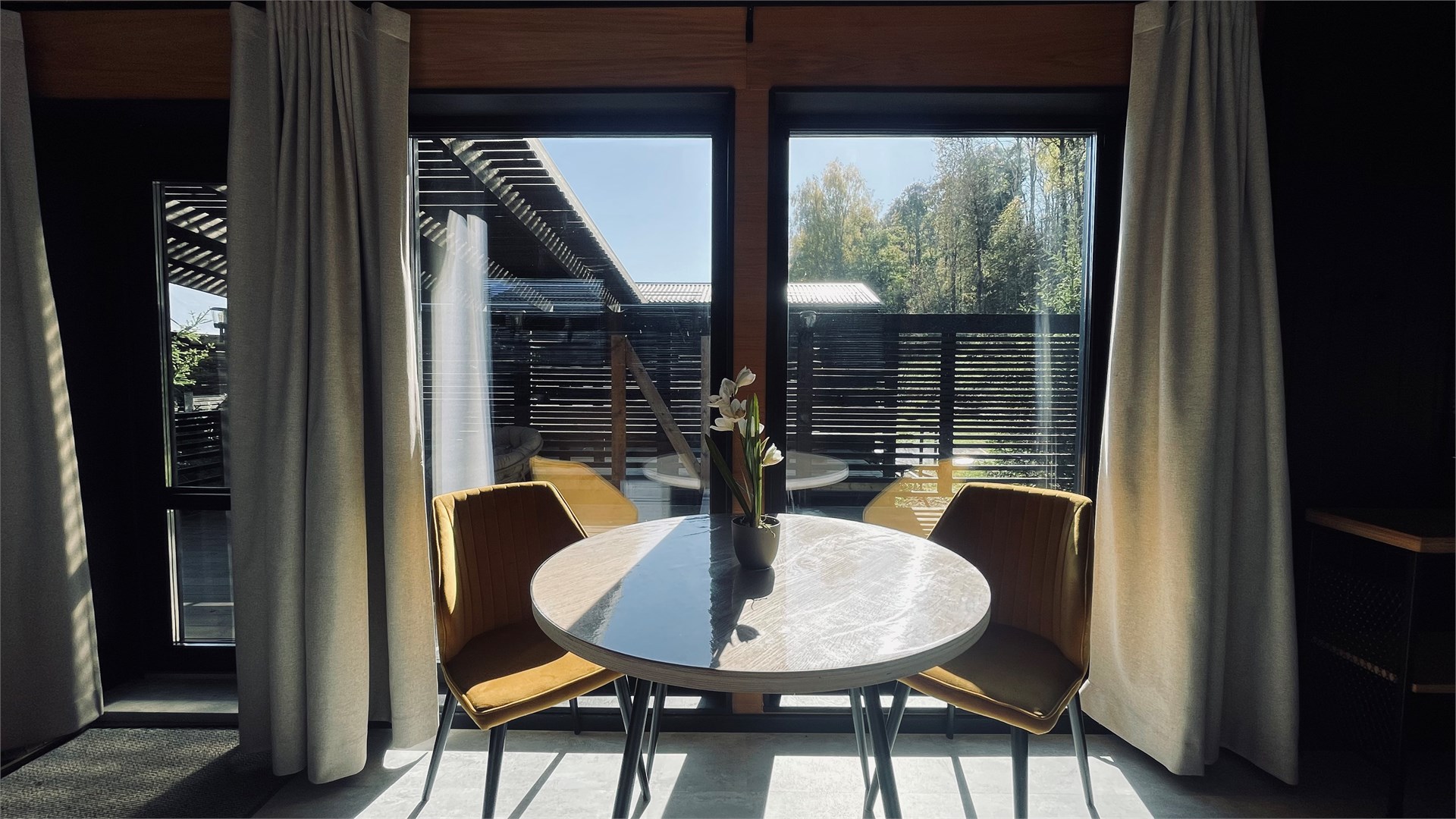 Великие российские учёные (барнхаусы с видом на лес) в Резиденция Товарищества Братьев Нобель