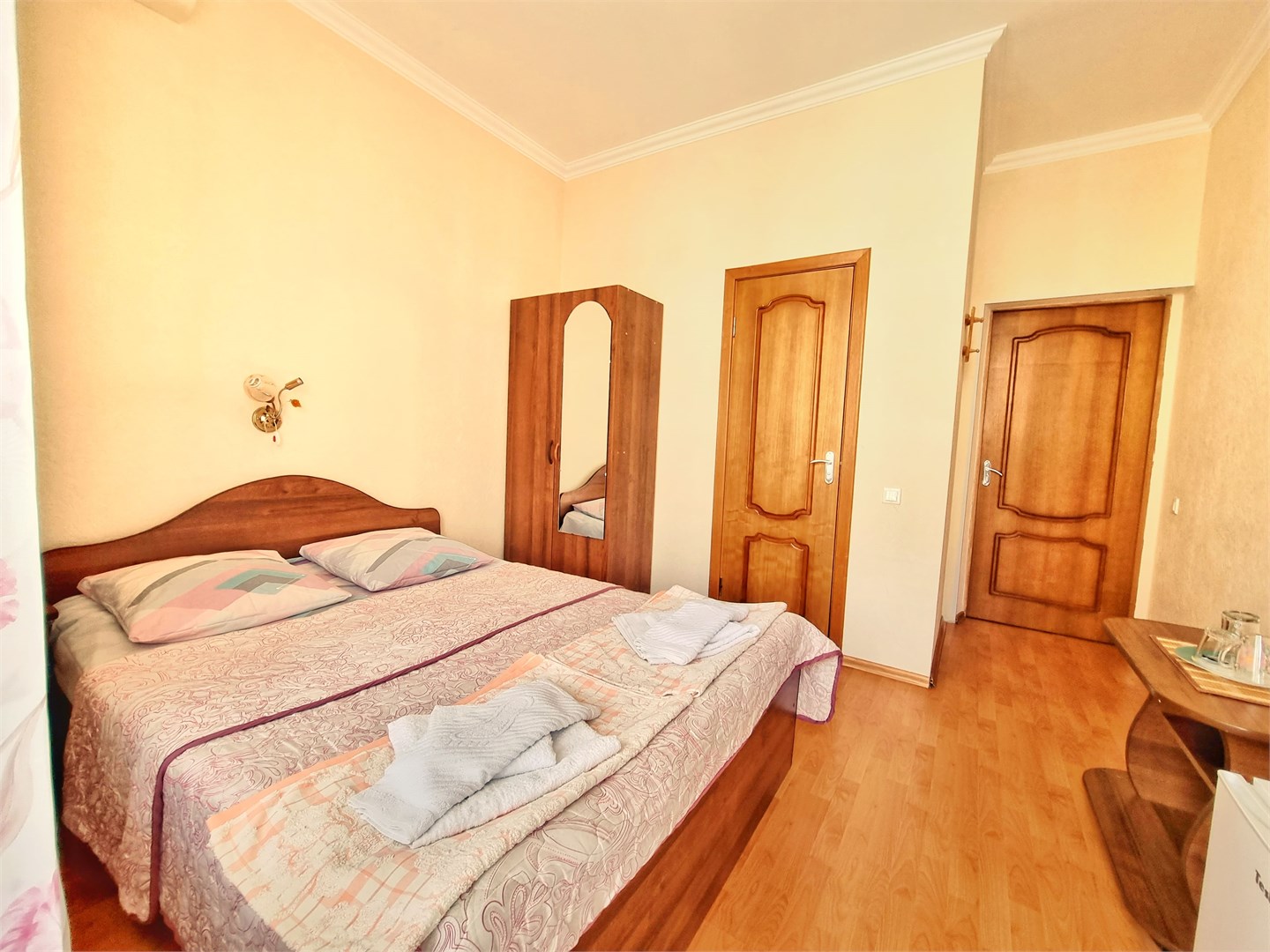 Комфортный 2-х местный номер с двуспальной кроватью и балконом в У Веры