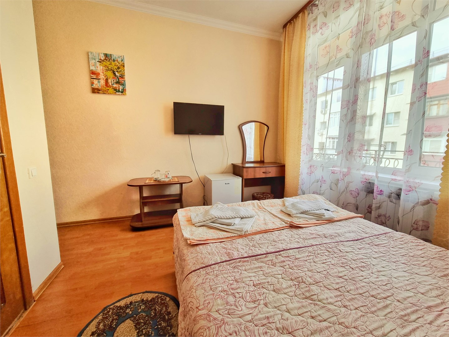 Комфортный 2-х местный номер с двуспальной кроватью и балконом в У Веры