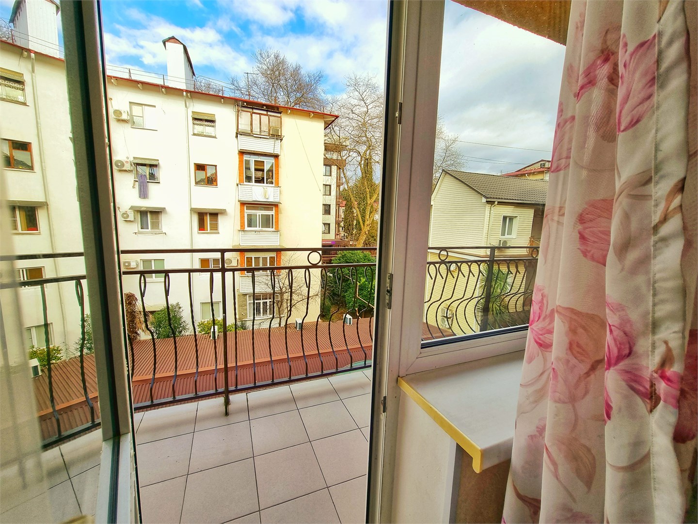 Комфортный 2-х местный номер с двуспальной кроватью и балконом в У Веры