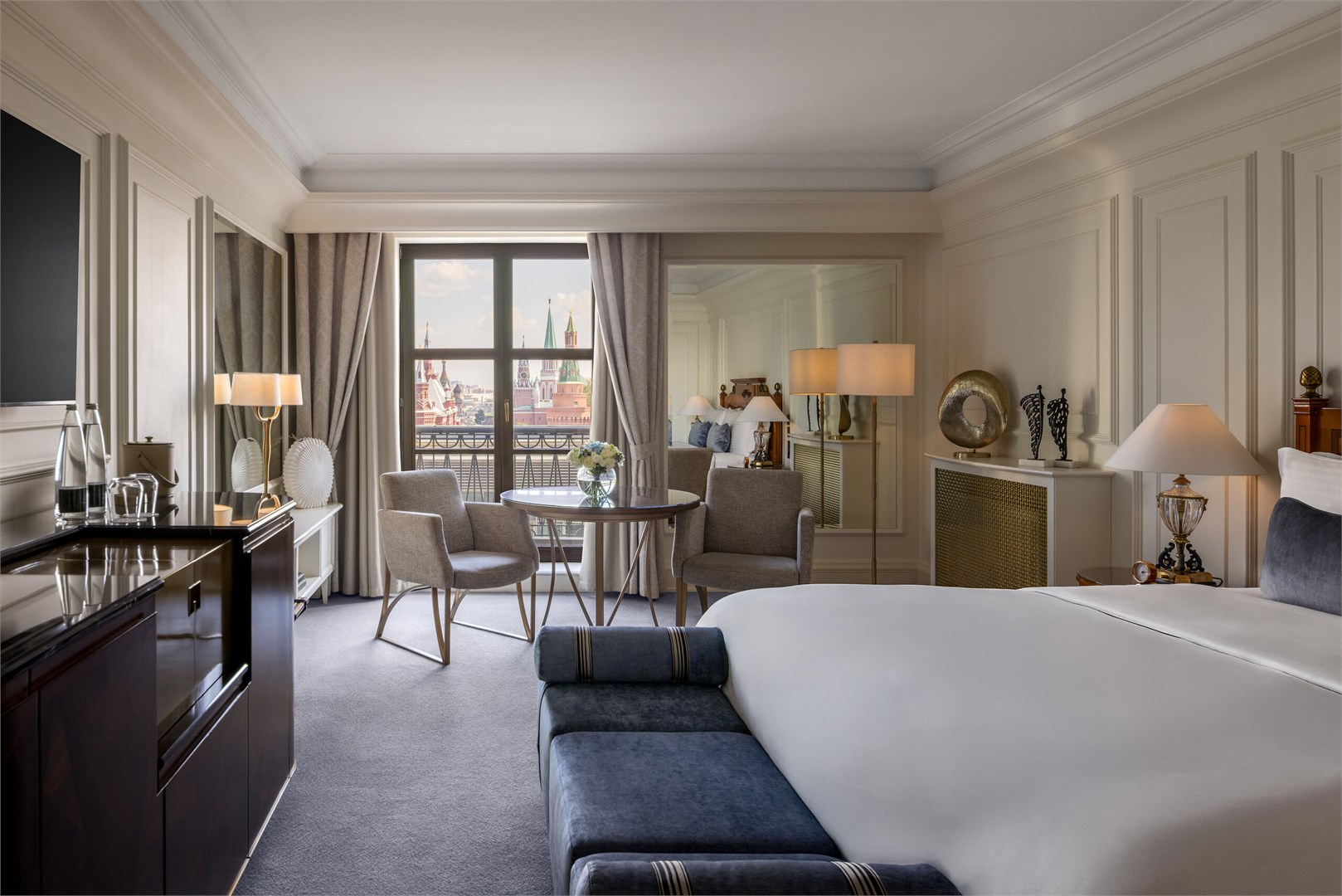 Клубный номер с видом на башни Кремля с одной кроватью King и доступом в The Carlton Club в The Carlton, Moscow