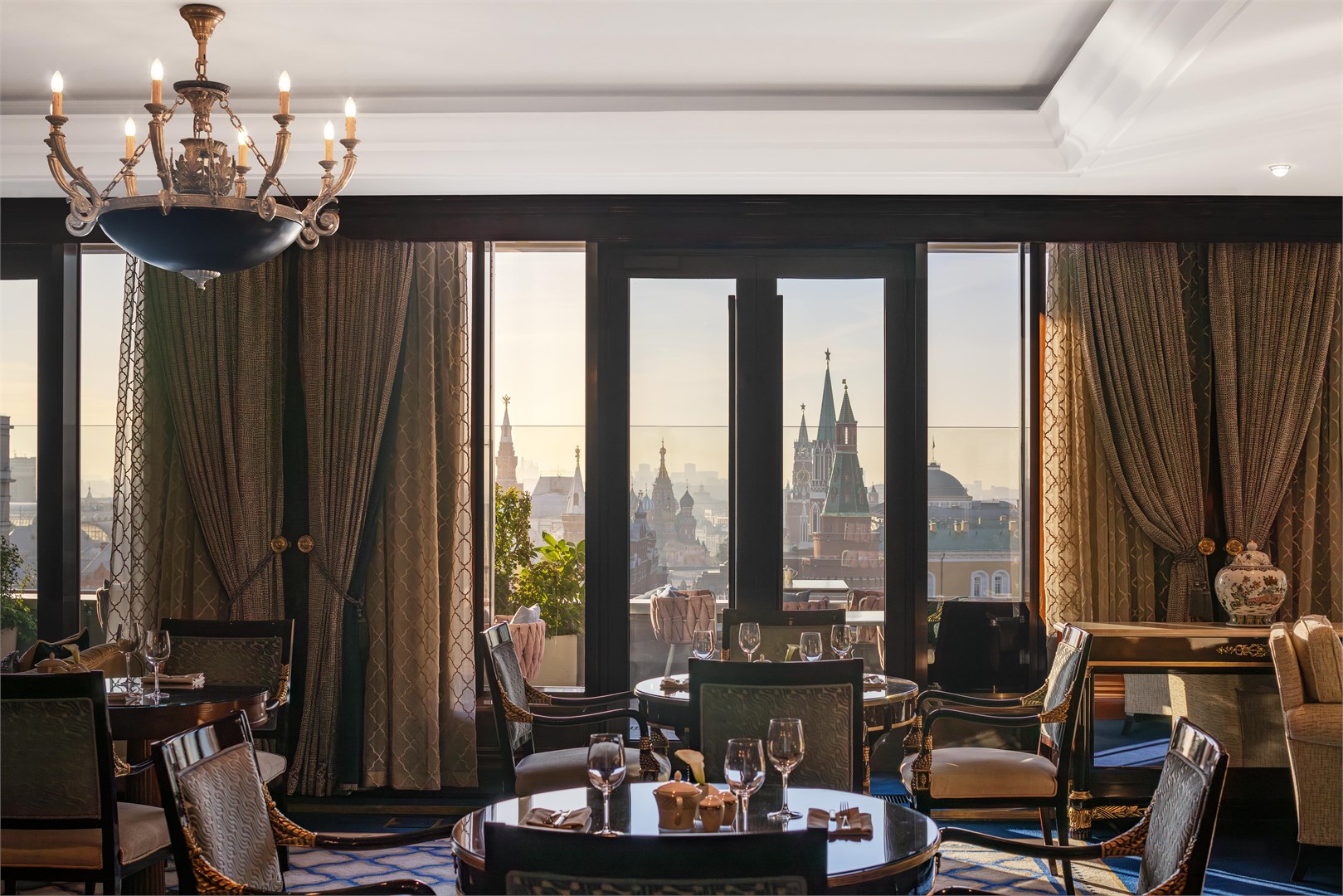 Клубный номер с видом на башни Кремля с одной кроватью King и доступом в The Carlton Club в The Carlton, Moscow