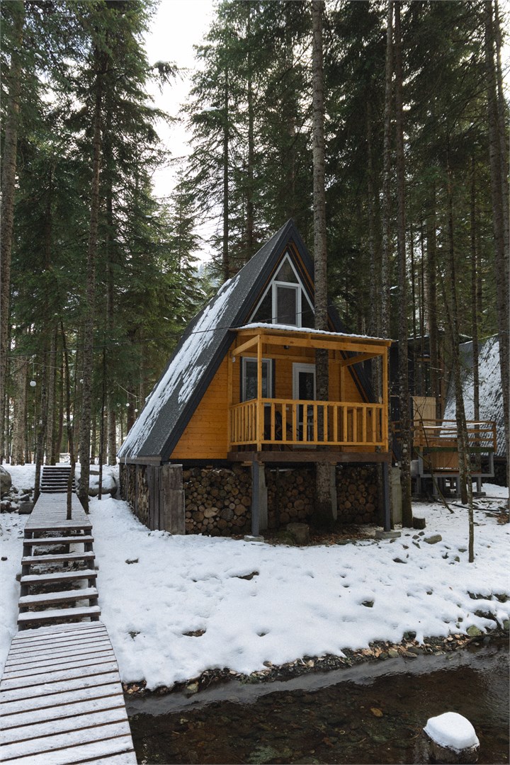Домик Афрейм у реки в Времена года Village