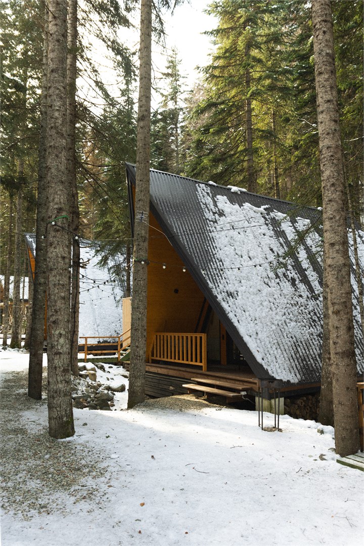 Домик Афрейм у реки в Времена года Village