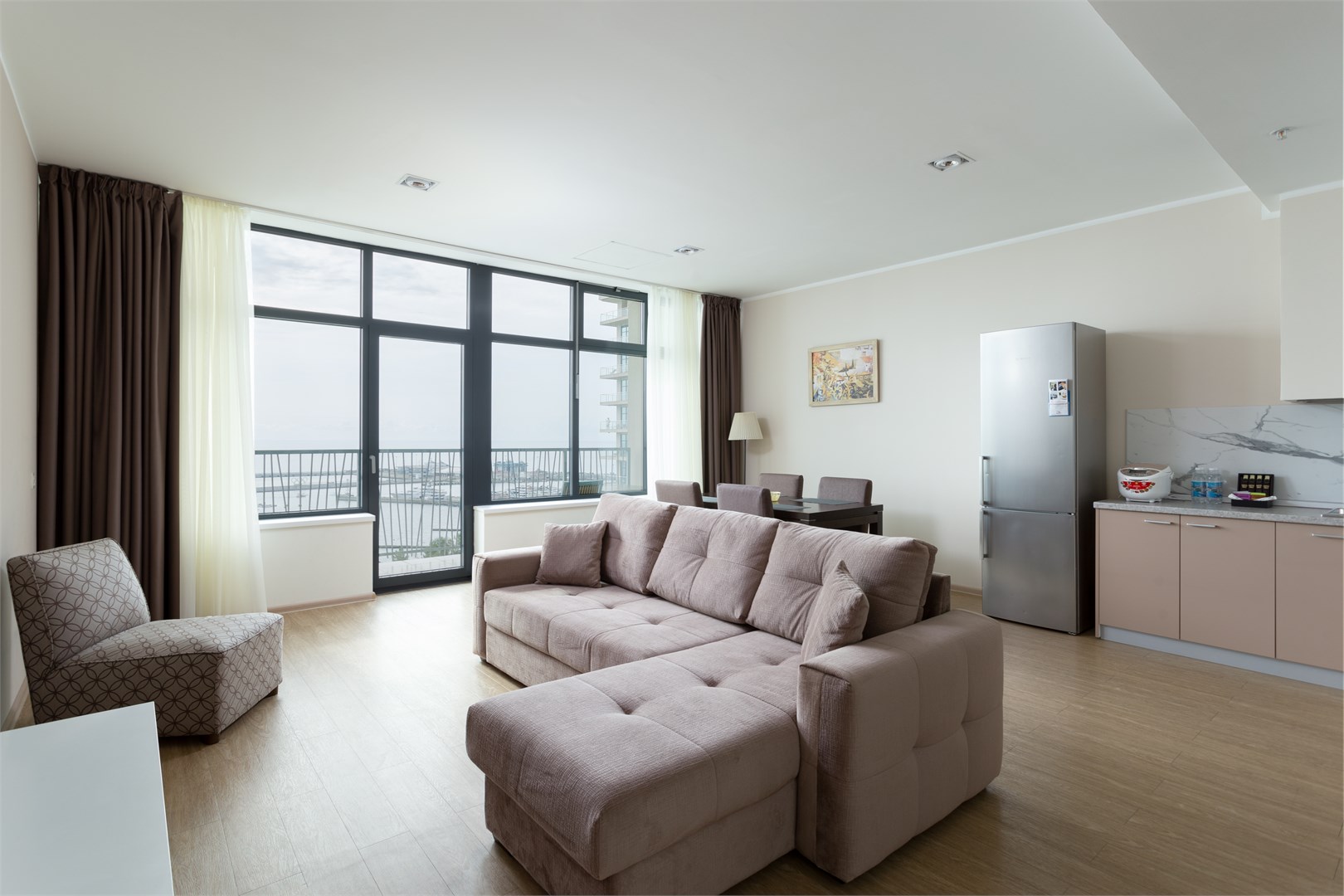 Трехкомнатный апартамент с двумя спальнями (6-11 этаж) вид на море в Uplaza