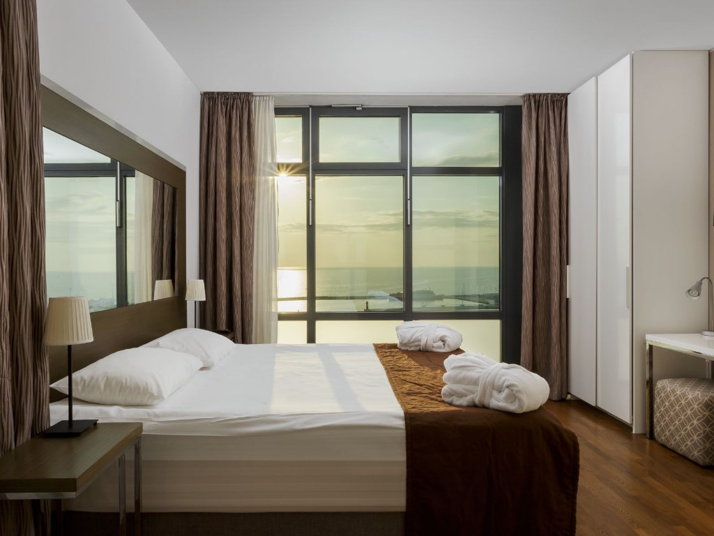 Двухэтажный трехкомнатный апартамент с двумя спальнями (панорамный вид на море) в Uplaza