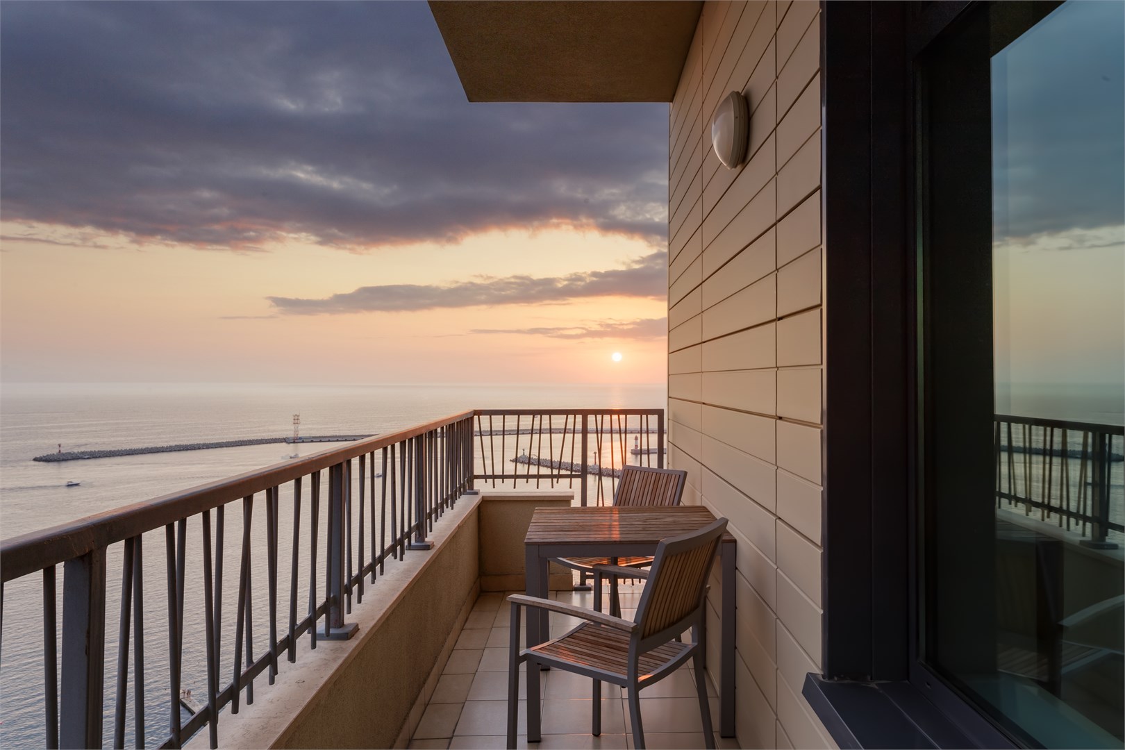 Двухэтажный трехкомнатный апартамент с двумя спальнями (панорамный вид на море) в Uplaza