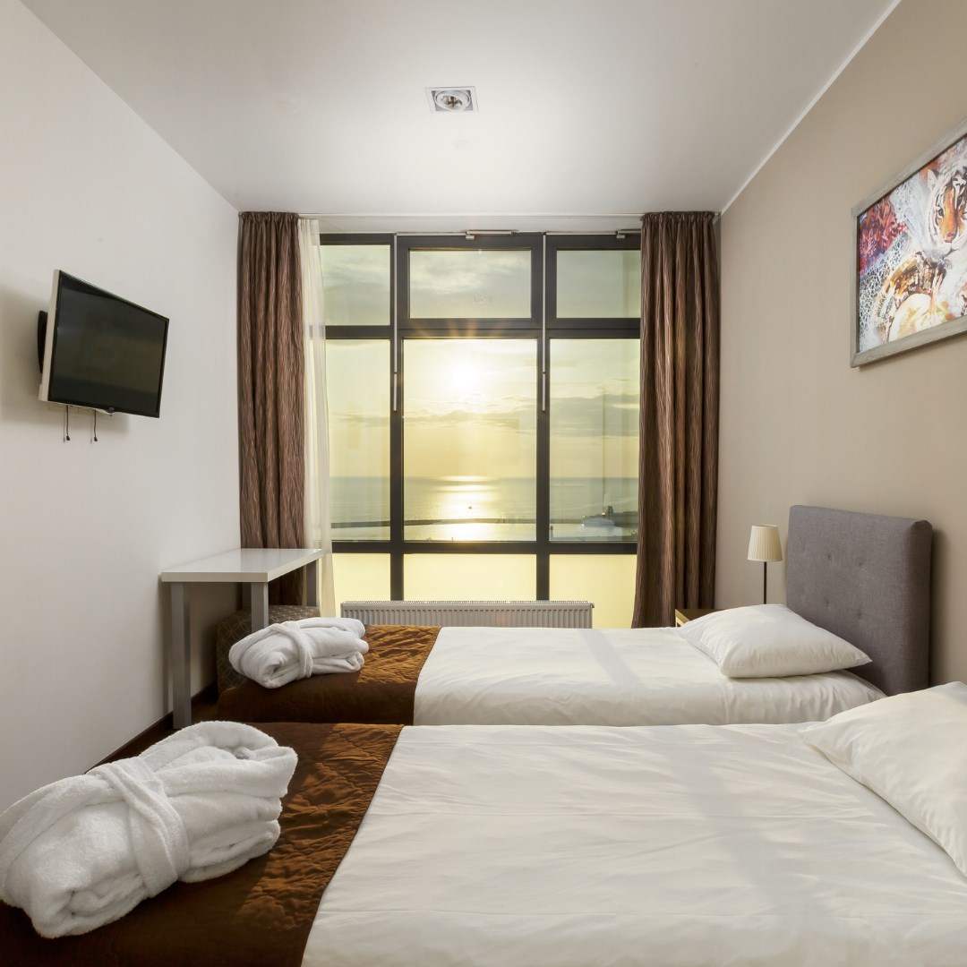 Двухэтажный трехкомнатный апартамент с двумя спальнями (панорамный вид на море) в Uplaza