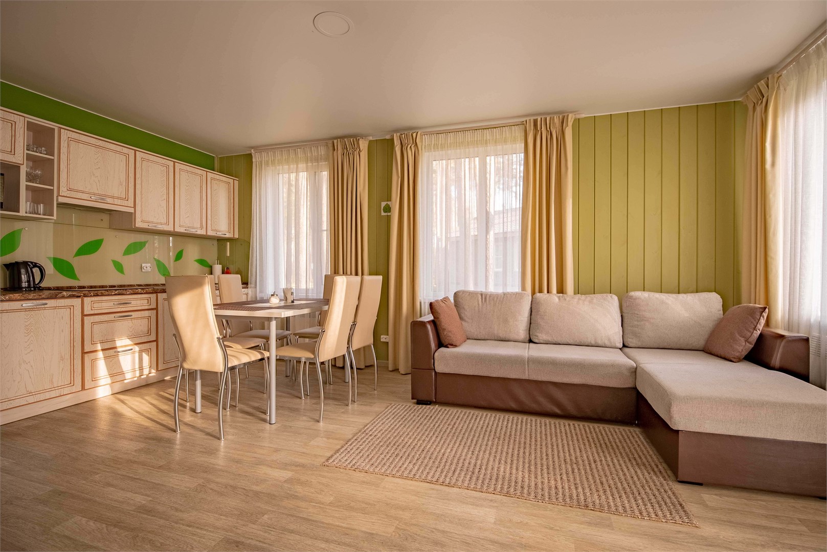 Шестиместный коттедж в Раздолье