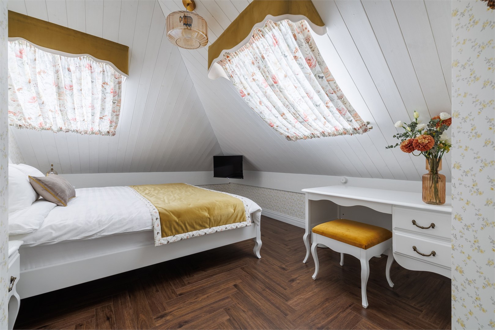 Стандарт мансардный dbl "Вальс цветов" в Симфония