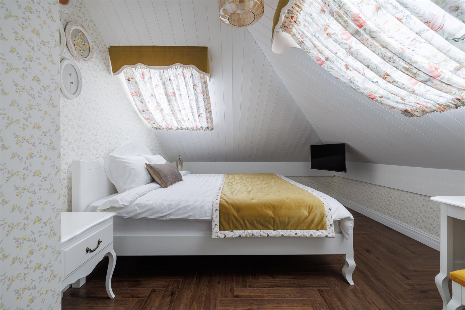 Стандарт мансардный dbl "Вальс цветов" в Симфония