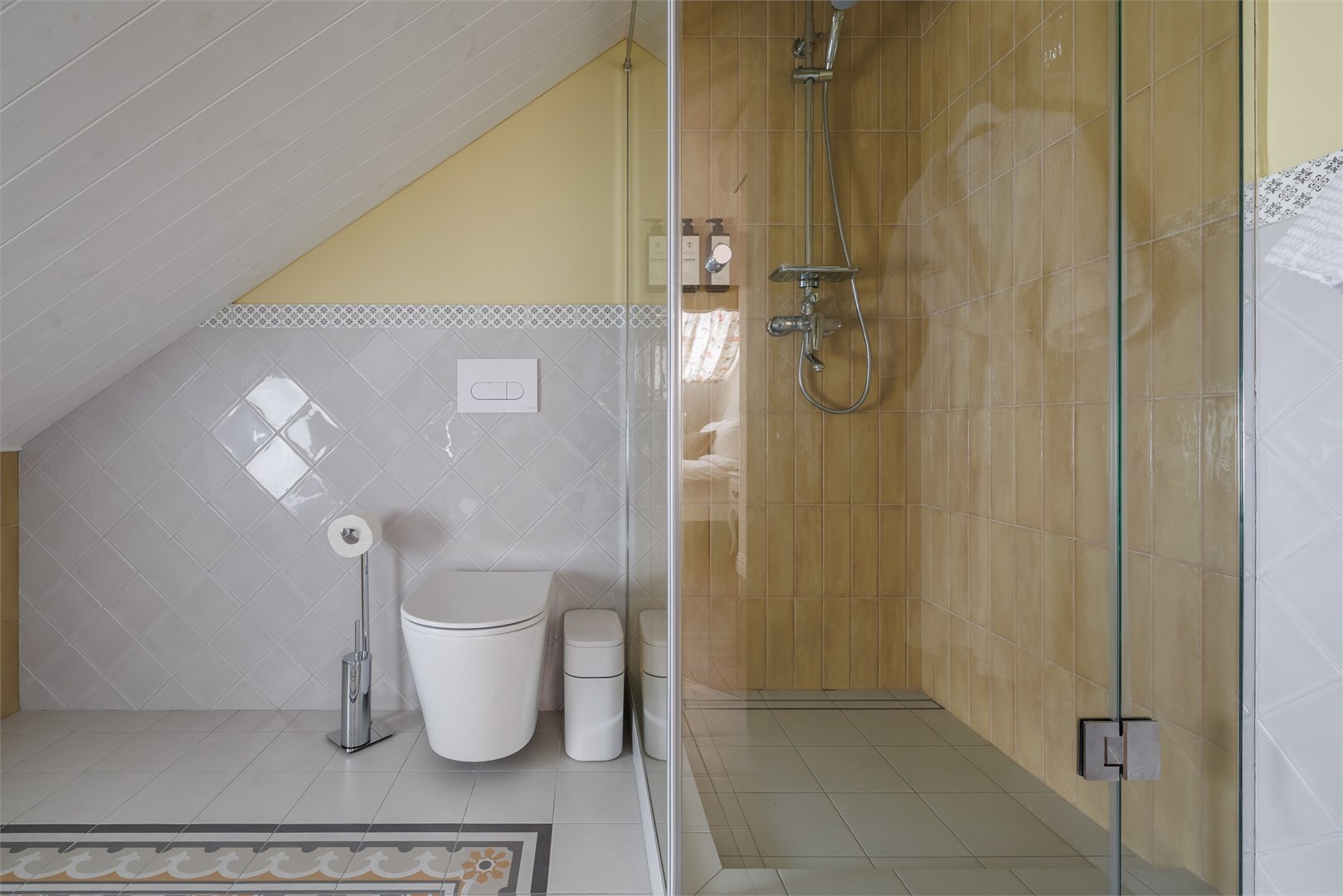 Стандарт мансардный dbl "Вальс цветов" в Симфония