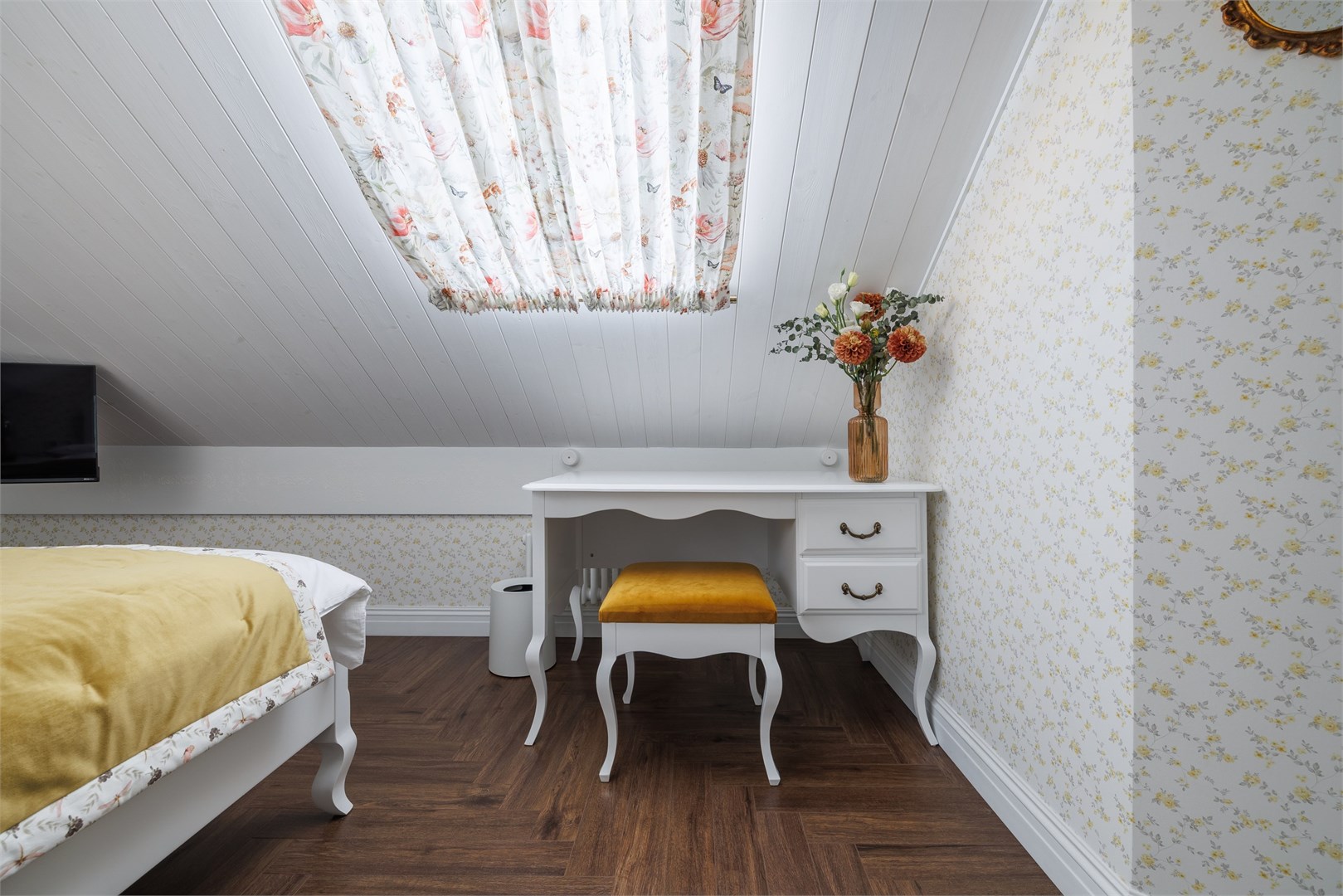 Стандарт мансардный dbl "Вальс цветов" в Симфония