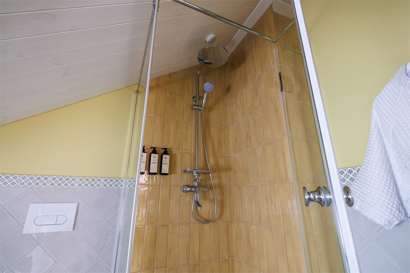 Стандарт мансардный dbl "Вальс цветов" в Симфония