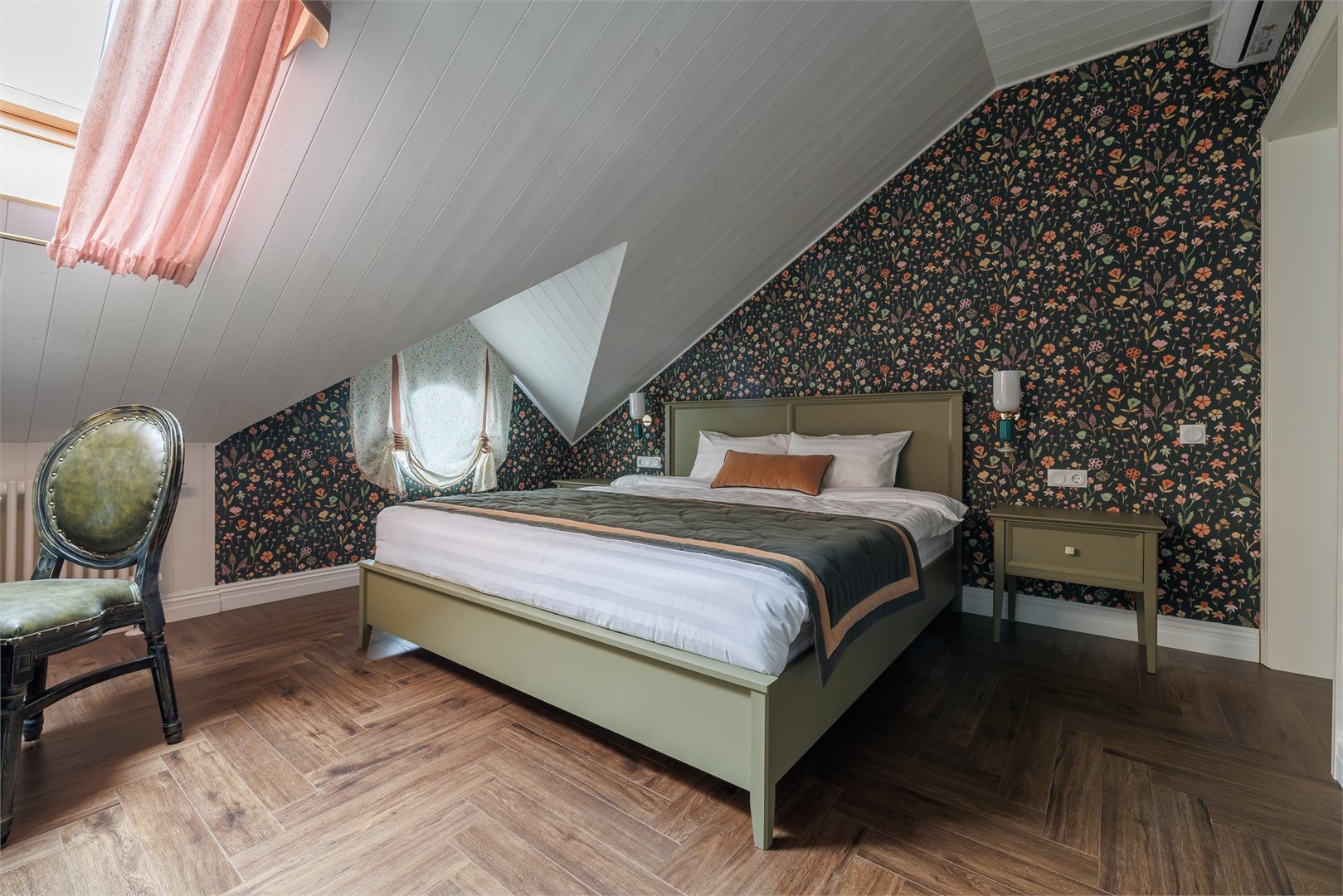 Стандарт мансардный dbl "Щелкунчик" в Симфония