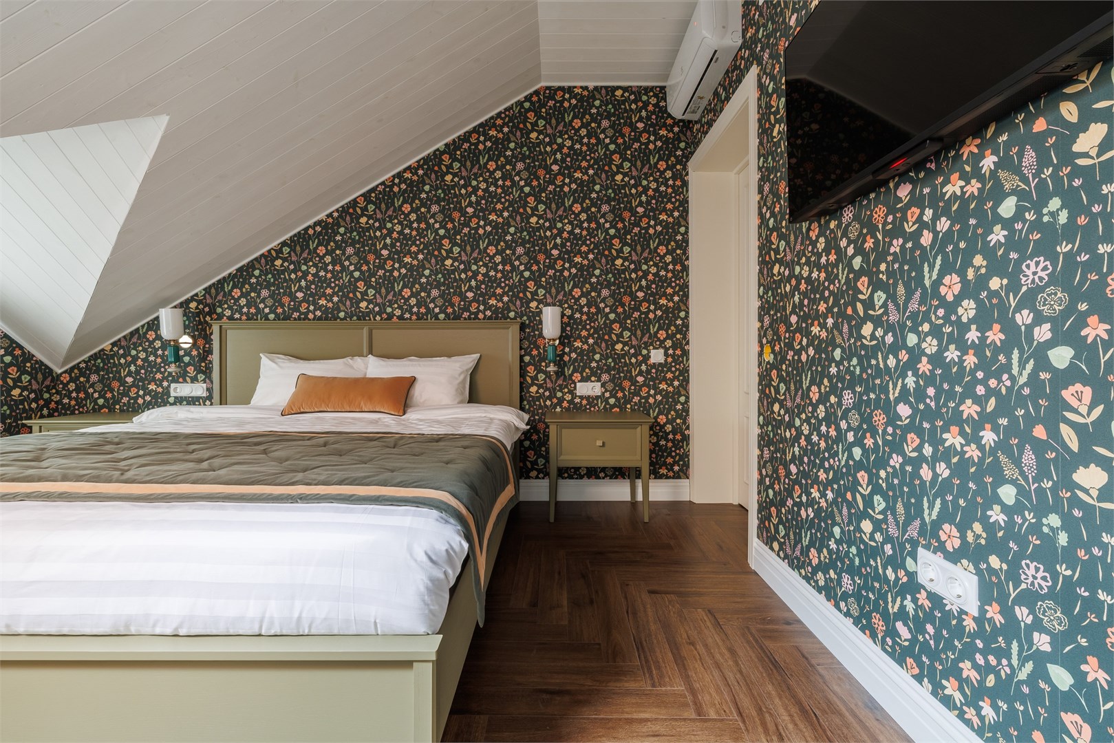 Стандарт мансардный dbl "Щелкунчик" в Симфония