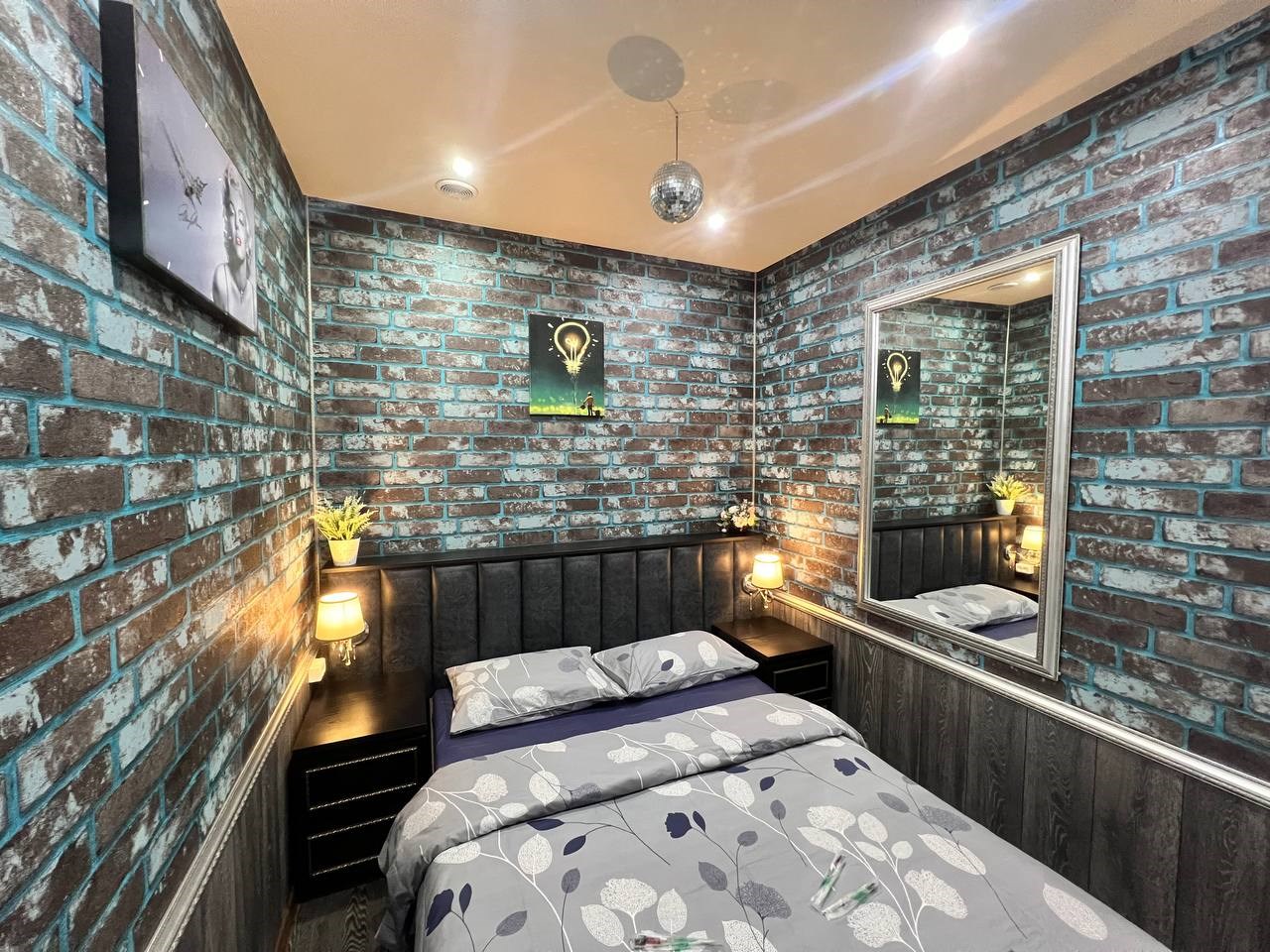 Уютная двухместная комната с арт-дизайном в Неваград