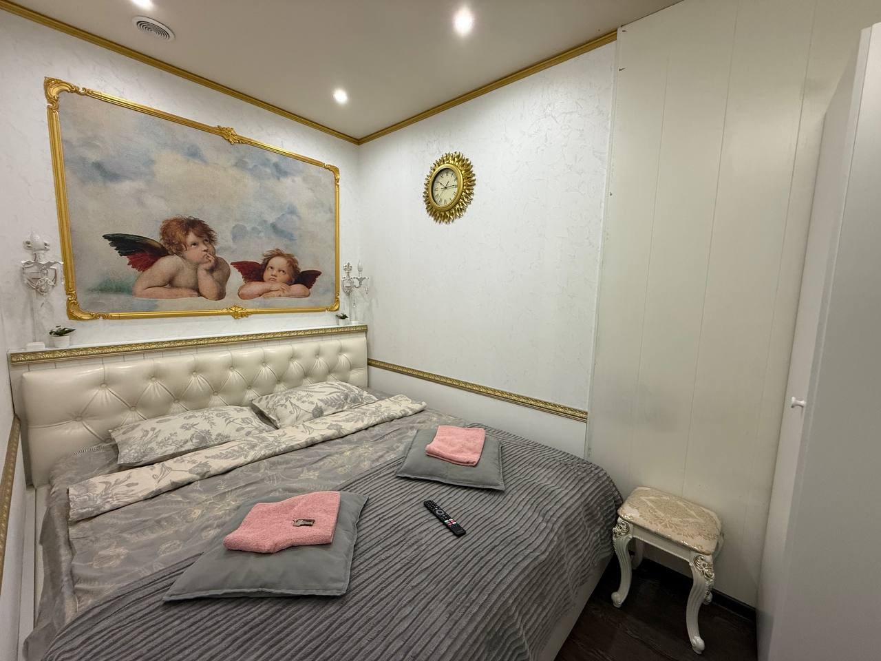 Уютная двухместная комната с арт-дизайном в Неваград