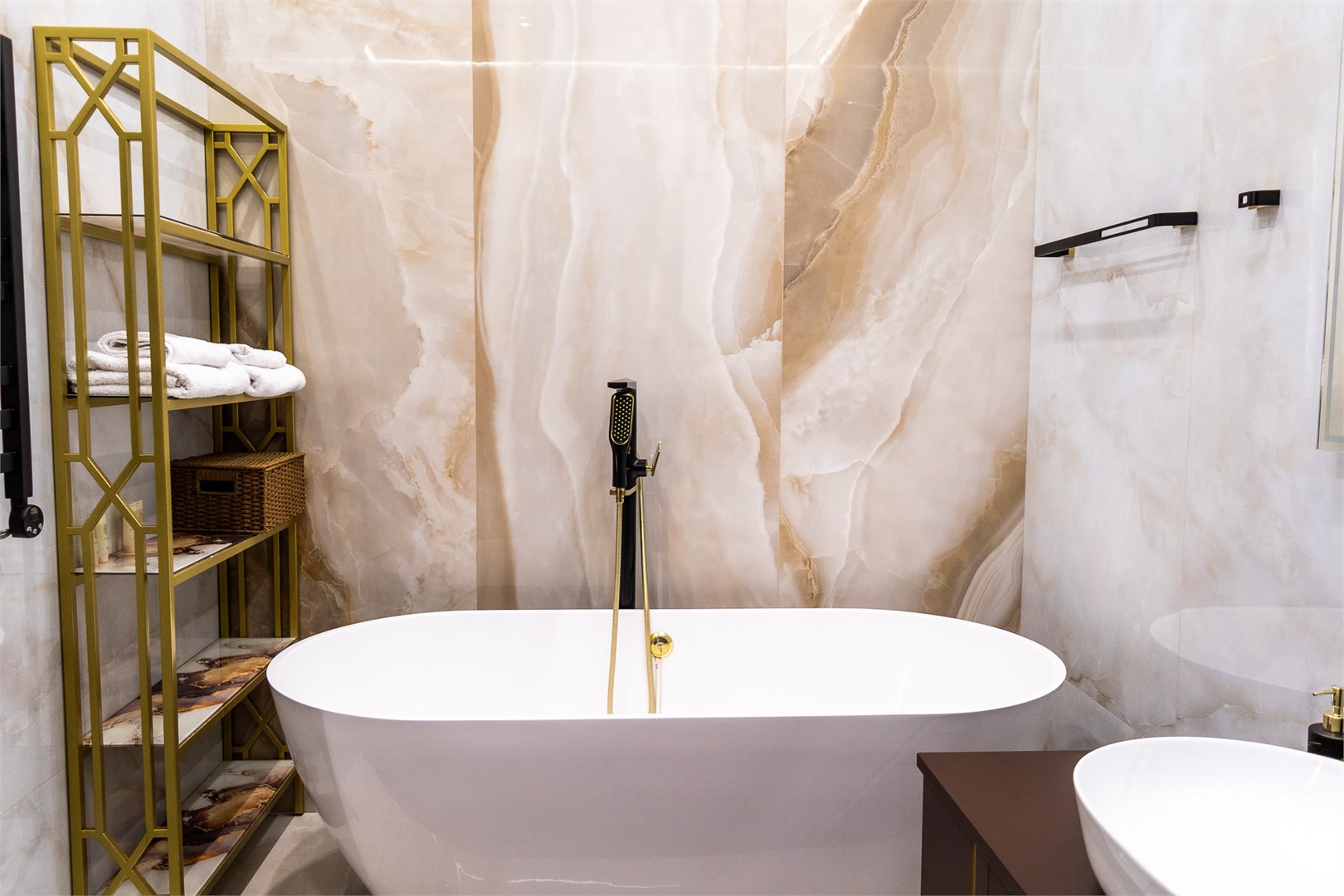 Montserrat в city lux