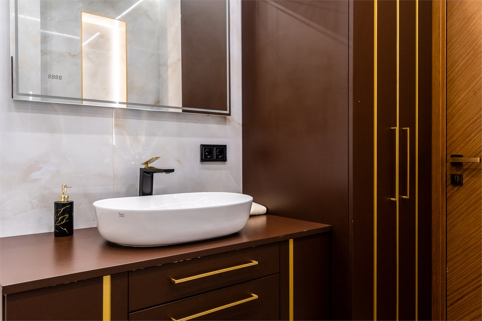 Montserrat в city lux