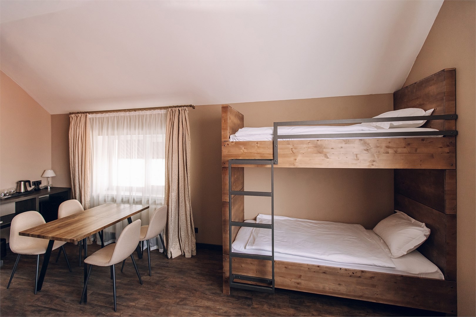 Номер для 6 гостей с двумя двухярусными кроватями и диваном (4) в Chalet Briole