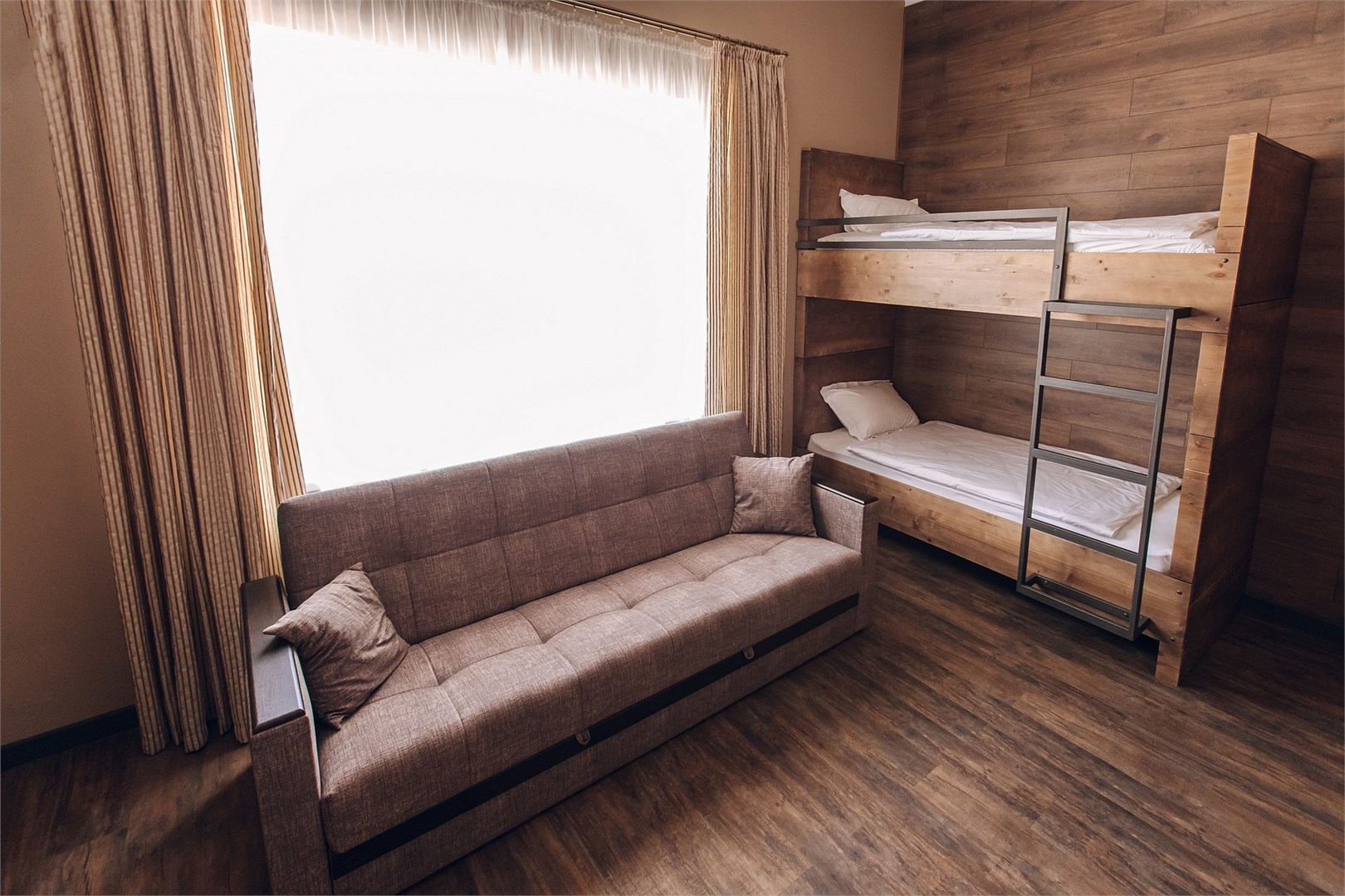 Номер для 6 гостей с двумя двухярусными кроватями и диваном (4) в Chalet Briole