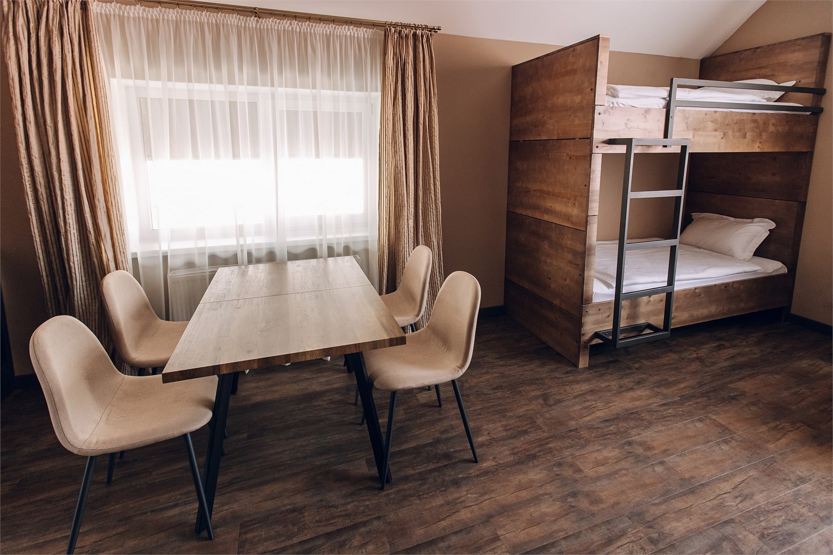 Номер для 6 гостей с двумя двухярусными кроватями и диваном (4) в Chalet Briole