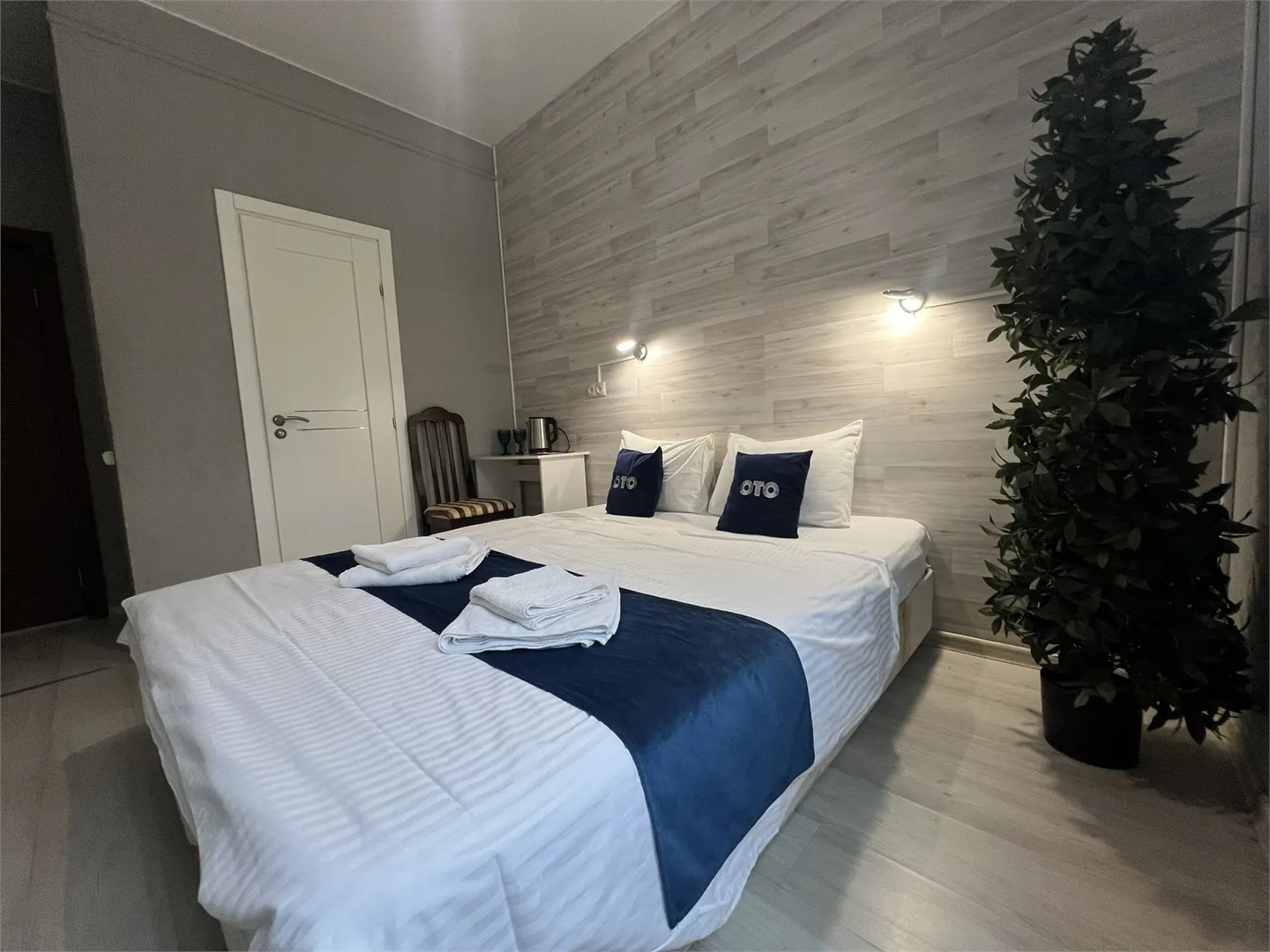 Двухместный стандарт 102 в Ото