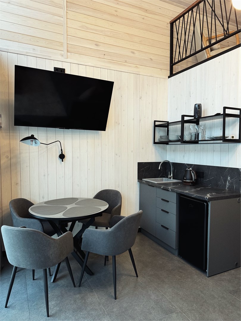 Гостевой двухэтажный дом с видом на лес и двор в Ёлки