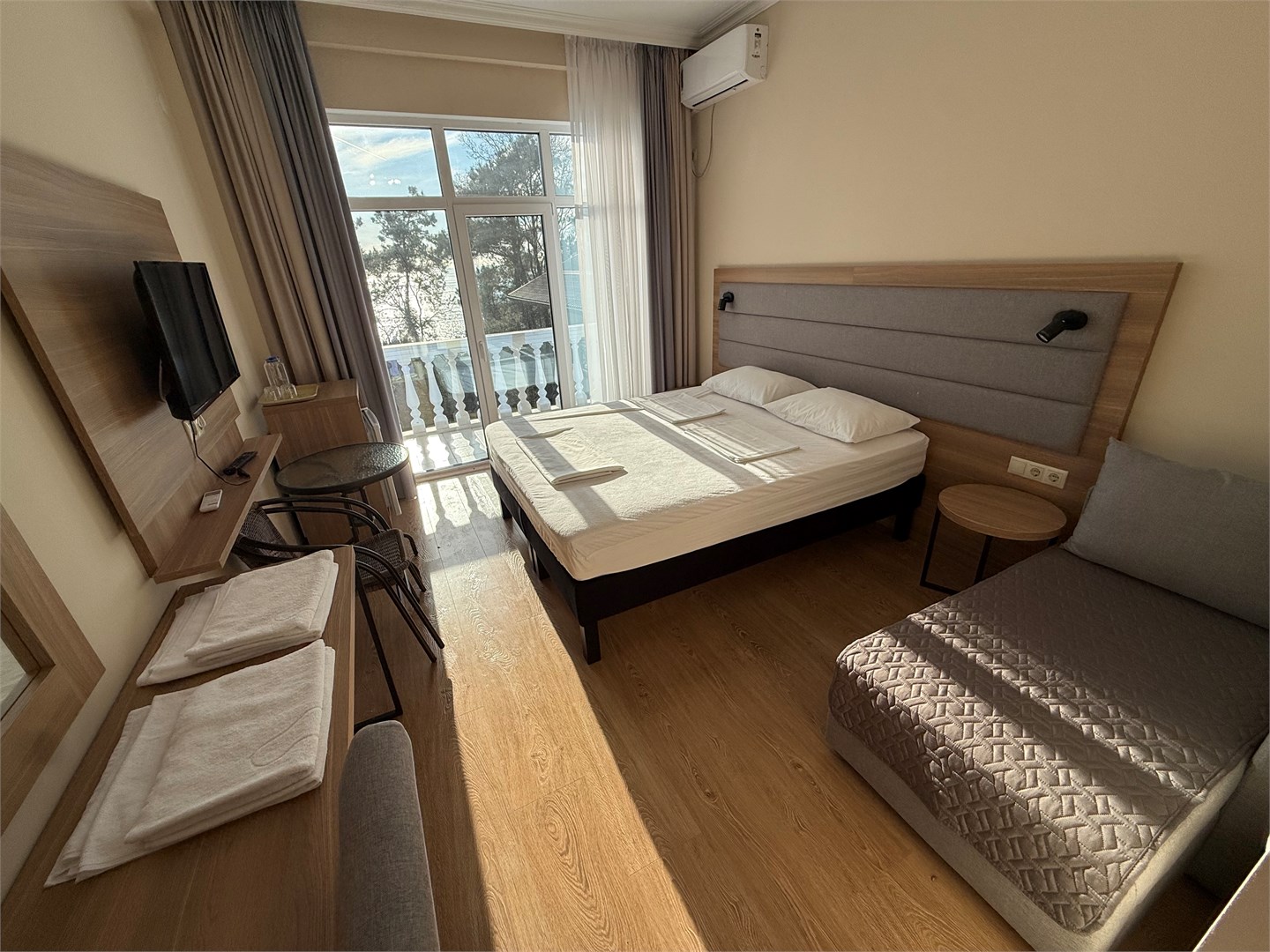 Трехместный номер с видом на море в Карат