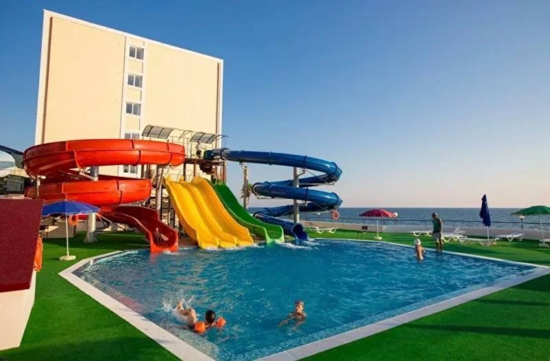 Трехместный номер с видом на море в Карат