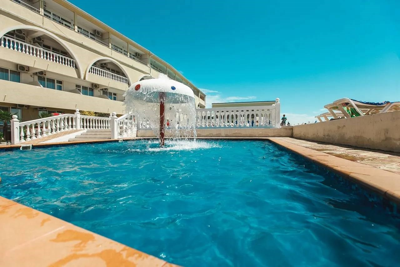 Трехместный номер с видом на море в Карат