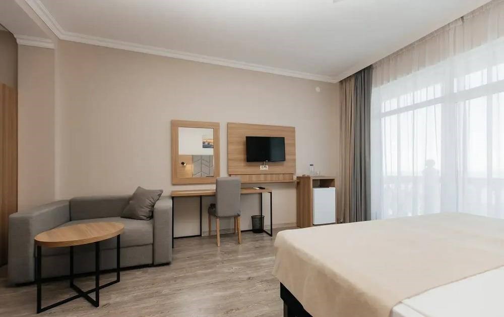 Трехместный номер с видом на горы в Карат