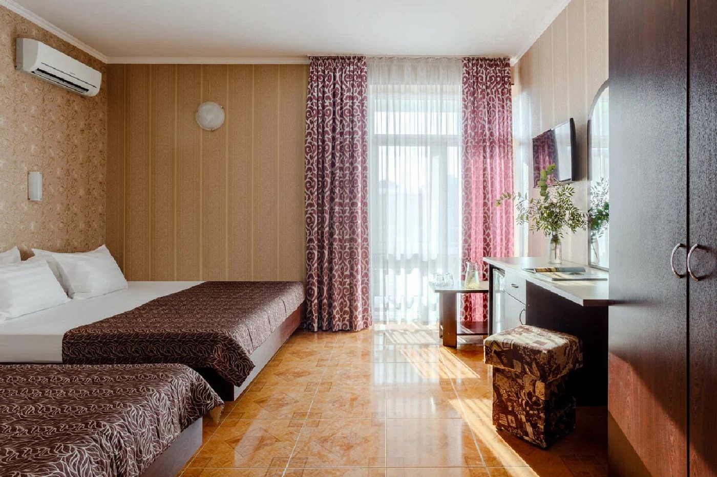 полулюкс четырехместный с балконом в Посейдон 2