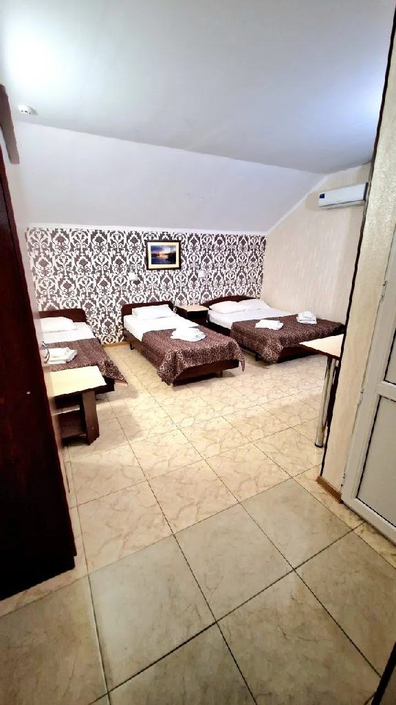 эконом трехместный в цокольном в Посейдон 2