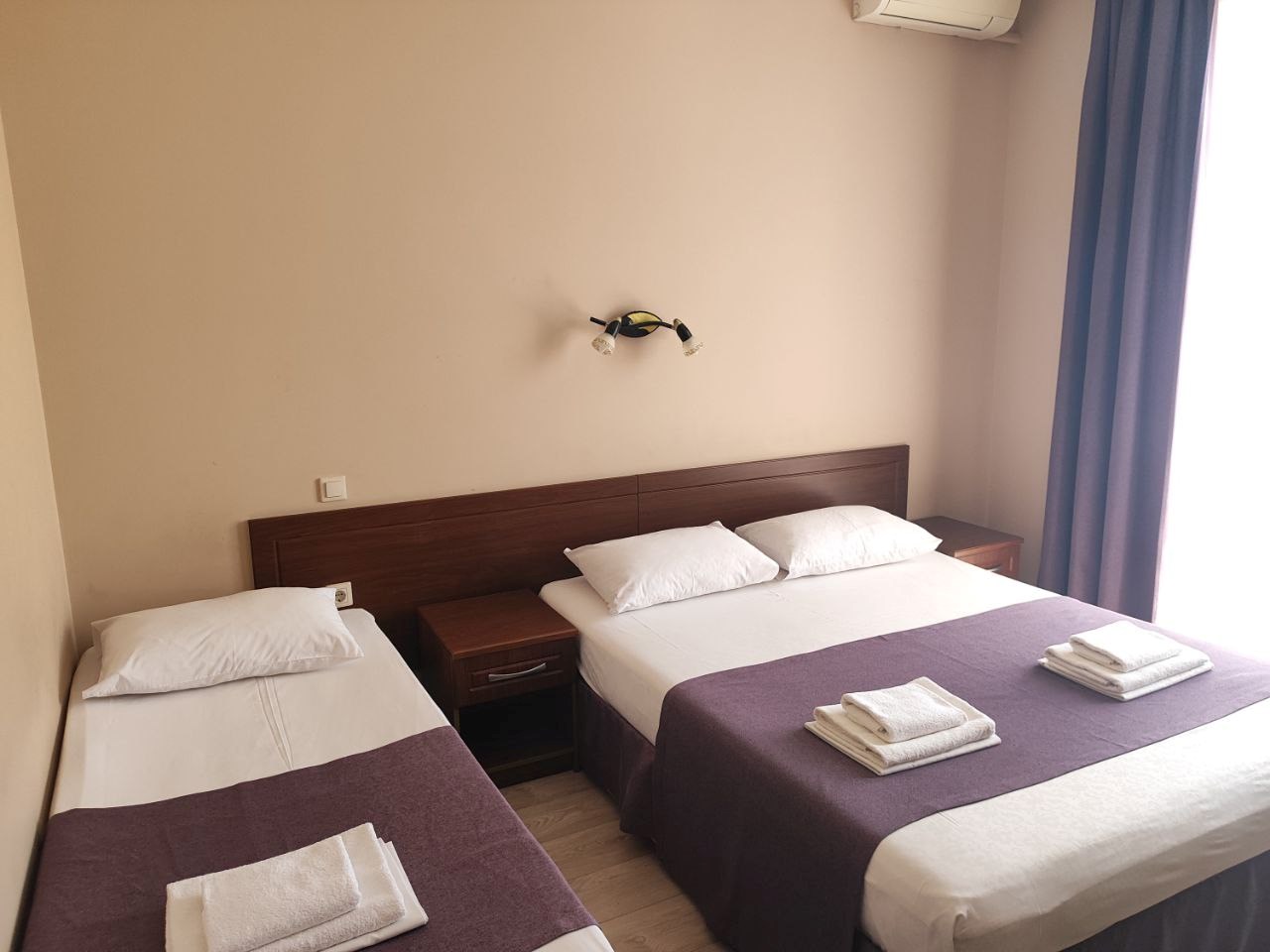 Стандартный трехместный номер с балконом в Камелот