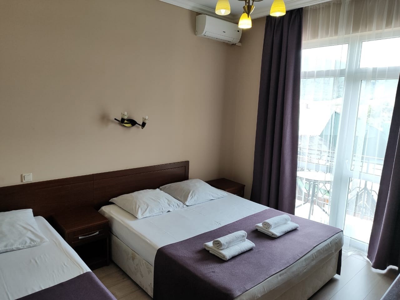 Стандартный трехместный номер с балконом в Камелот