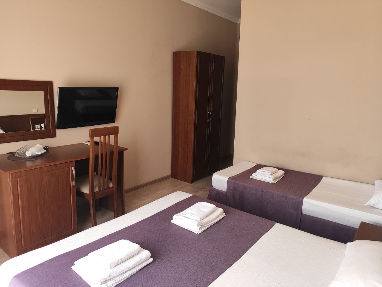 Стандартный трехместный номер с балконом в Камелот