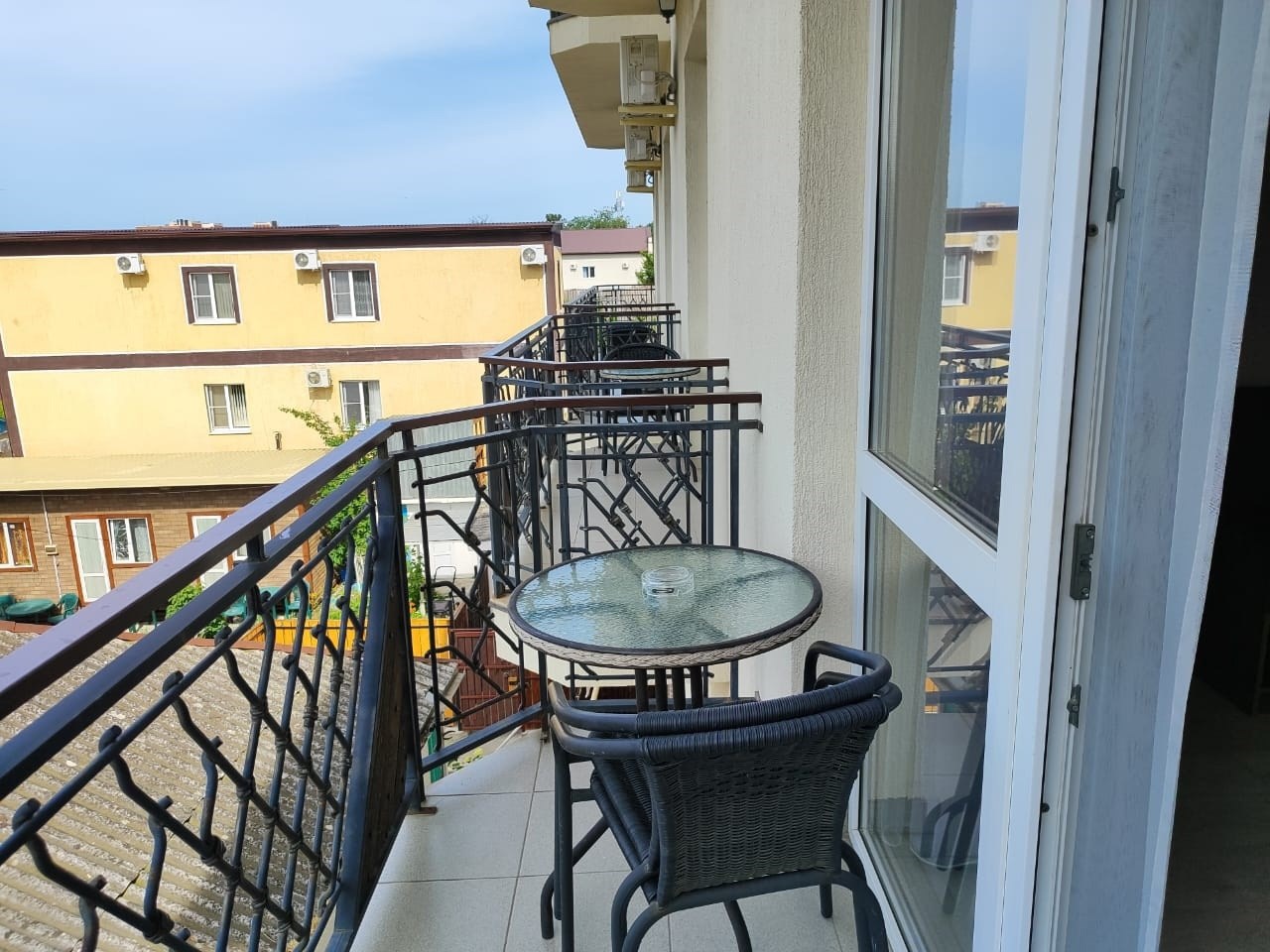 Стандартный трехместный номер с балконом в Камелот