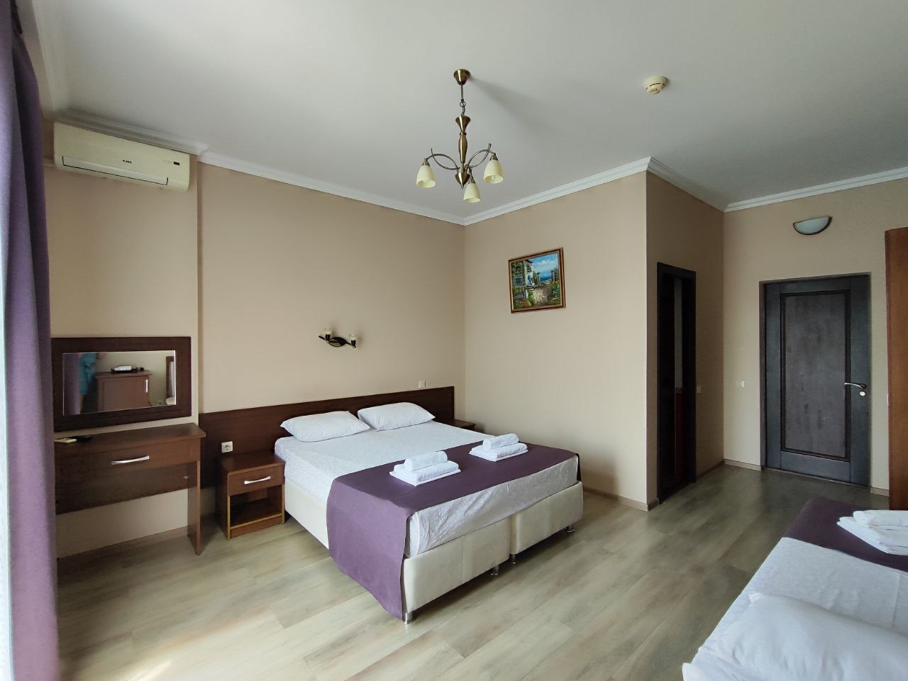 Улучшенный трехместный номер с балконом в Камелот