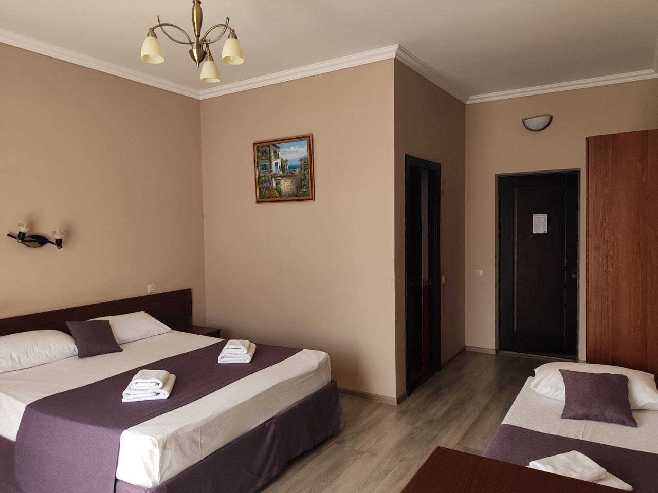 Улучшенный трехместный номер с балконом в Камелот